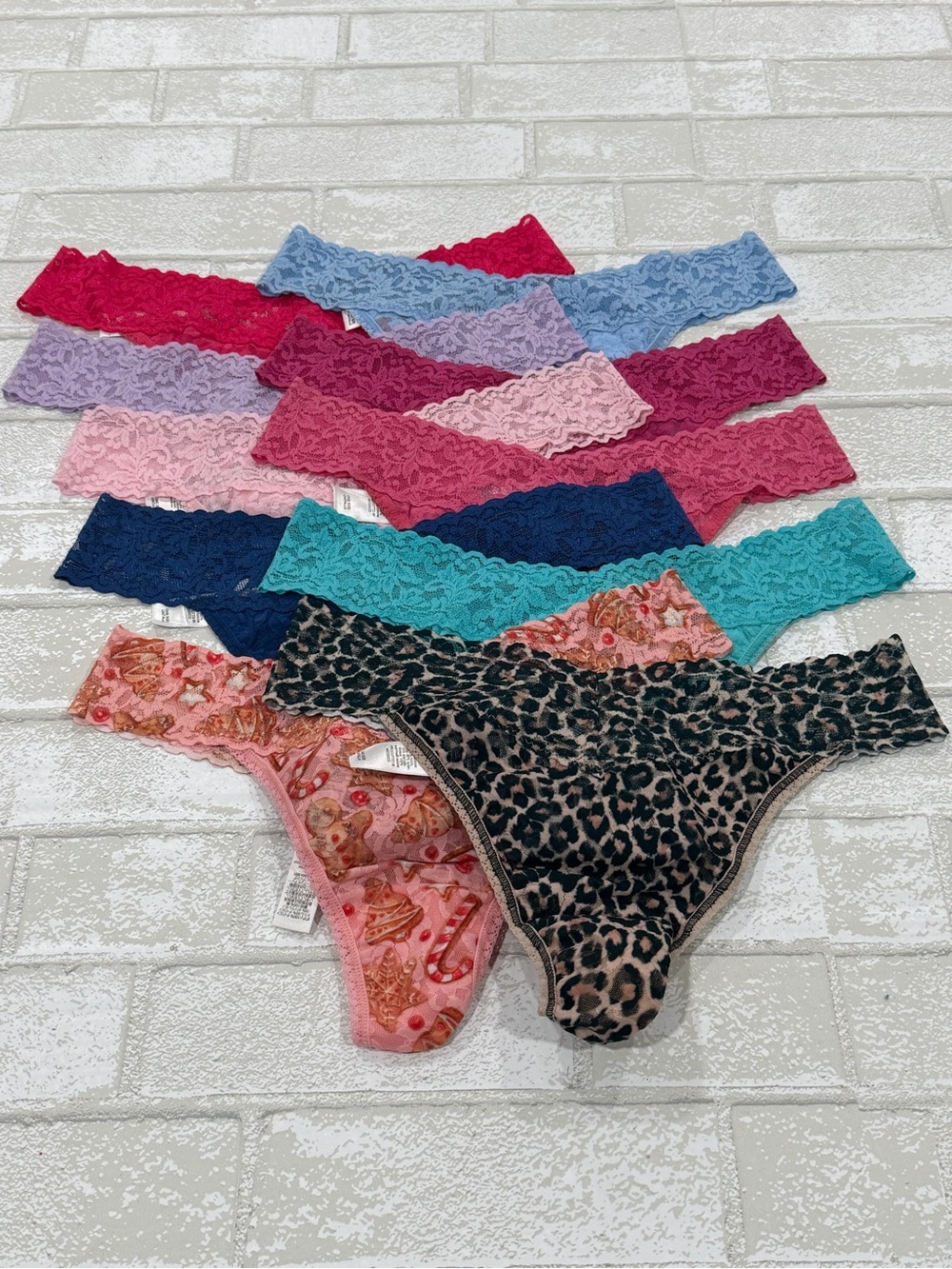 HANKY PANKY Signature Lace Original Rise Thong 10-Pack Assorted Colors & Styles